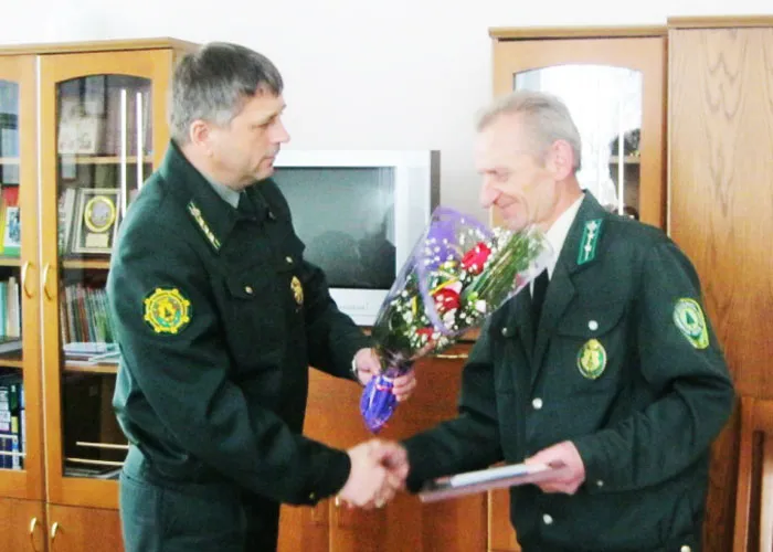 В Чернинском лесничестве чествовали помощника лесничего Василия Рудобельца в связи с уходом на заслуженный отдых. фото